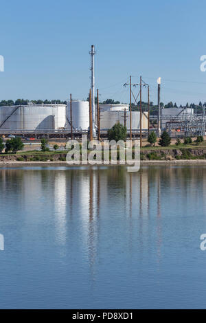 Calumet Montana Refining sur la rivière Missouri à Great Falls, Montana, USA Banque D'Images