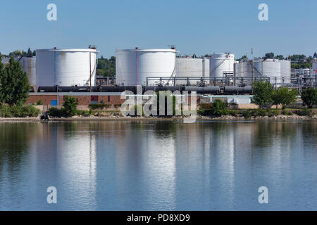 Calumet Montana Refining sur la rivière Missouri à Great Falls, Montana, USA Banque D'Images