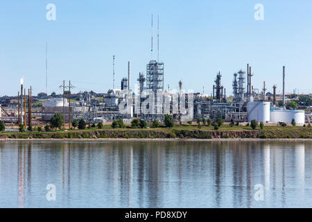 Calumet Montana Refining sur la rivière Missouri à Great Falls, Montana, USA Banque D'Images