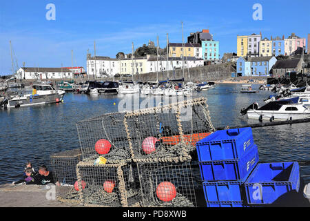 Pembrokehsire, Tenby, Pays de Galles, Royaume-Uni. Le 25 juillet 2018. Le port avec des casiers à homard et des caisses à poisson prêt pour bateau de pêche au la belle Tenby harb Banque D'Images