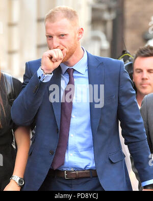 Angleterre cricketer Ben Stokes quitte Bristol Crown Court après avoir été accusé d'échauffourée. Banque D'Images