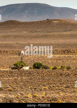 Moulin à vent dans la région du Karoo, Afrique du Sud. Banque D'Images