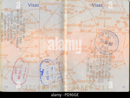 Passeport Francais , Anglais Passeport, document de voyage européen, de pages de visa estampillé Banque D'Images