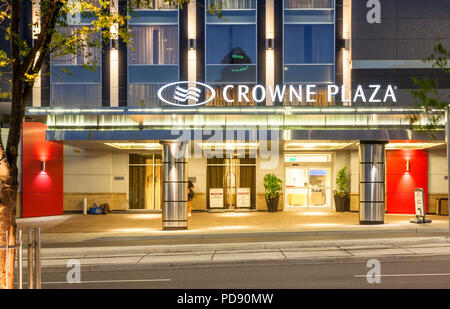 Le Crowne Plaza Hotel le long de la rue de Benton au crépuscule au centre-ville de Kitchener, Ontario, Canada. Banque D'Images