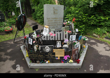 Tombe commune des cendres non réclamées numéro un, où les gens exécutés par le NKVD ont été secrètement enterré de 1930 à 1942, à l'Donskoye cimetière à Moscou, Russie. On croit que la fosse commune contient les restes de 4259 victimes du régime de Staline. Les plaques avec les noms ont été installés par les parents depuis les années 80. Texte en russe sur la pierre tombale signifie : Demeure d'innocents victimes de répressions politiques torturés et exécutés en 1930-1942 sont enterrés ici, à leur mémoire éternelle. Banque D'Images