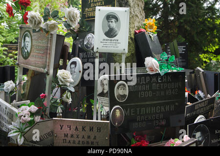 Tombe commune des cendres non réclamées numéro un, où les gens exécutés par le NKVD ont été secrètement enterré de 1930 à 1942, à l'Donskoye cimetière à Moscou, Russie. On croit que la fosse commune contient les restes de 4259 victimes du régime de Staline. Avec les noms des plaques sont installés par les parents depuis les années 80. Banque D'Images