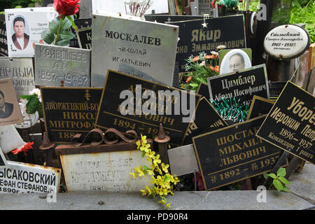 Tombe commune des cendres non réclamées numéro un, où les gens exécutés par le NKVD ont été secrètement enterré de 1930 à 1942, à l'Donskoye cimetière à Moscou, Russie. On croit que la fosse commune contient les restes de 4259 victimes du régime de Staline. Les plaques avec les noms ont été installés par les parents depuis les années 80. Les plaques consacrée au commandant de l'Armée rouge et d'Iona Yakir le Président du Gouvernement de la République d'Extrême-Orient en 1937 Krasnoschekov Alexander exécutés sont vus dans l'image entre autres. Banque D'Images