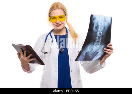 Femme médecin avec X-ray et tablette Banque D'Images