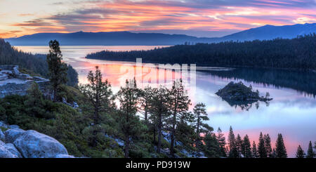 Vue panoramique d'un lever de soleil sur l'Emerald Bay et Eagle Point depuis le lac Tahoe en Californie.