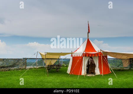 Tente traditionnelle rouge et blanc sur le pré vert Banque D'Images
