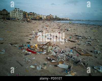 La pollution par les ordures en plastique couvre le sable à plage de Versova, Mumbai, Inde Banque D'Images