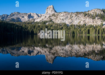 Reflet d'une montagne de granit de rocher sous un ciel bleu parfait dans un lac calme - Crystal de rocher et le lac George dans la région de Mammoth Lakes Banque D'Images