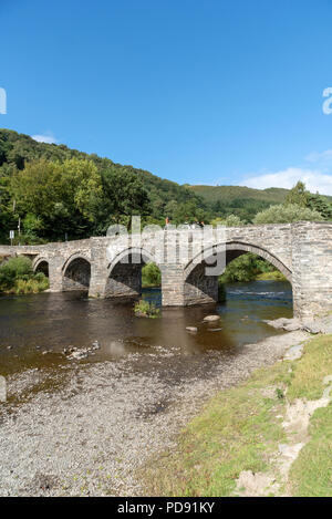 Vieux pont de pierre traversant la rivière Dee à Carrog Llangollen, dans la vallée du Rhône, au nord du Pays de Galles, Royaume-Uni Banque D'Images