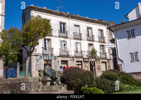 Homme assis près de la statue en bronze d'Alvaro Cunqueiro, par Juan Puchades, dans la région de Mondoñedo, province de Lugo, Galice, Espagne Banque D'Images