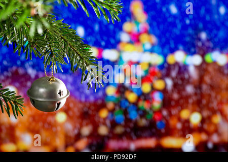 Décoration de Noël avec Christmas Bell sur l'arbre de Noël Banque D'Images