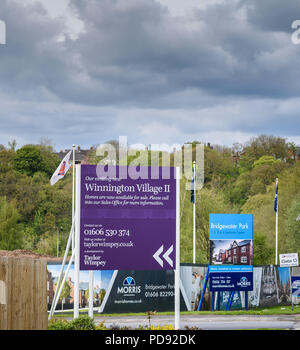 La publicité d'entrée du logement de nouvelle construction à vendre à l'Village Winnington, Northwich, Cheshire, Royaume-Uni. Banque D'Images