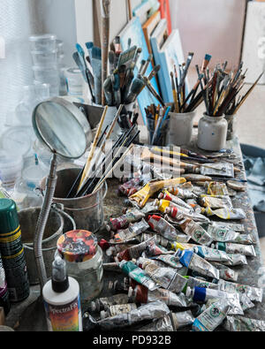 Pinceaux et la peinture à l'huile dans un studio d'artiste Banque D'Images