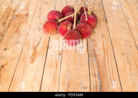 Le pulasan, Nephelium mutabile Blume (famille des Sapindaceae), est un fruit tropical étroitement allié à la ramboutan et parfois confondu avec elle sur woode Banque D'Images