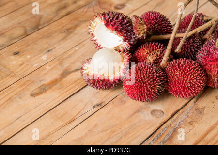 Le pulasan, Nephelium mutabile Blume (famille des Sapindaceae), est un fruit tropical étroitement allié à la ramboutan et parfois confondu avec elle sur woode Banque D'Images