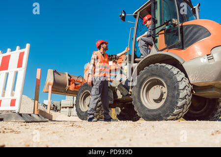 Travailleur de la construction à partir de travaux routiers sur place Banque D'Images