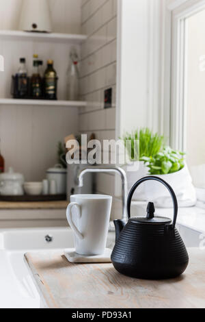 Détail de la fonte théière et mug blanc Banque D'Images