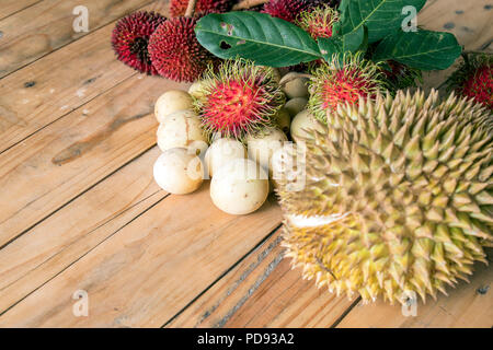 Langsat,durian rambutan et pulasan,sur la table en bois Banque D'Images