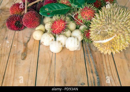 Langsat,durian rambutan et pulasan,sur la table en bois Banque D'Images