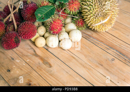 Langsat,durian rambutan et pulasan,sur la table en bois Banque D'Images