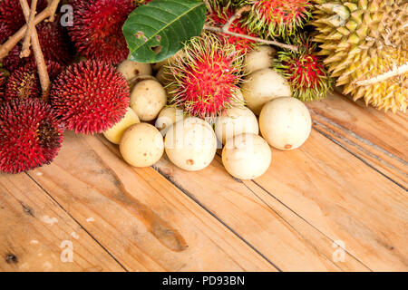 Langsat,durian rambutan et pulasan,sur la table en bois Banque D'Images