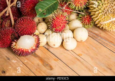 Langsat,durian rambutan et pulasan,sur la table en bois Banque D'Images