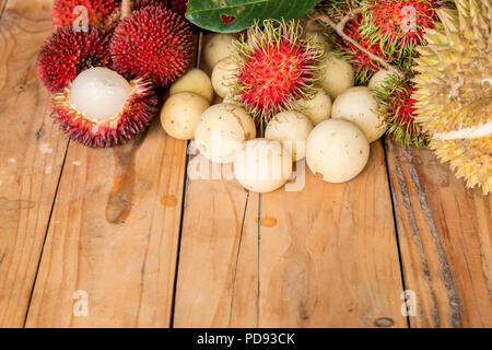 Langsat,durian rambutan et pulasan,sur la table en bois Banque D'Images