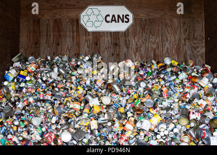 Un bac rempli de boîtes de conserve vides sale assortis à un comté de Hamilton centre de recyclage à Lake Pleasant, NEW YORK USA Banque D'Images