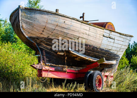 Grand bateau de pêche hors de l'eau sur une remorque à la réserve naturelle de Rye, East Sussex, Angleterre Banque D'Images