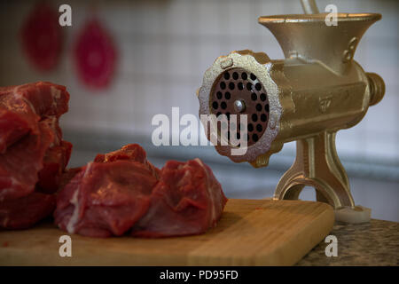 Un hachoir à viande se trouve dans une cuisine Banque D'Images