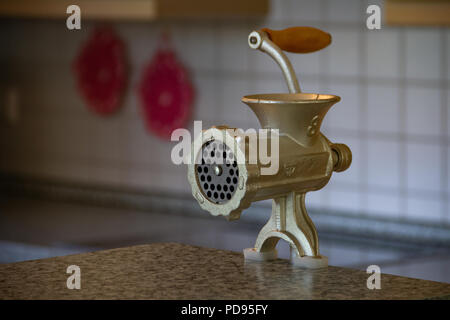 Un hachoir à viande se trouve dans une cuisine Banque D'Images