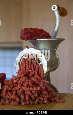 Un hachoir à viande se trouve dans une cuisine Banque D'Images