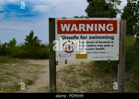 Panneau d'avertissement à l'Ipperwash Beach dans le sud de l'Ontario. Il y a un avertissement que les bactéries peuvent vous nuire si vous nagez. Pas de piscine signe.. Banque D'Images