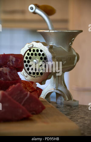 Un hachoir à viande se trouve dans une cuisine Banque D'Images