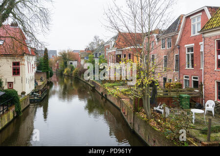 Maisons le long du canal Damsterdiep dans le village Delfzijl aux Pays-Bas Banque D'Images