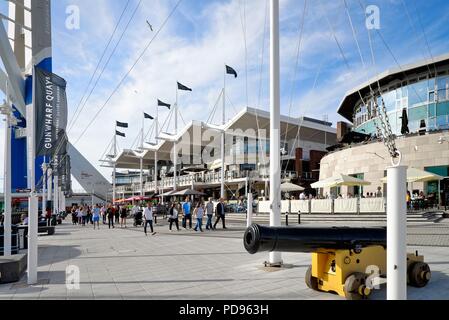 Gunwharf Quays de vente au détail sur les quais de port de Portsmouth Hampshire England UK Banque D'Images