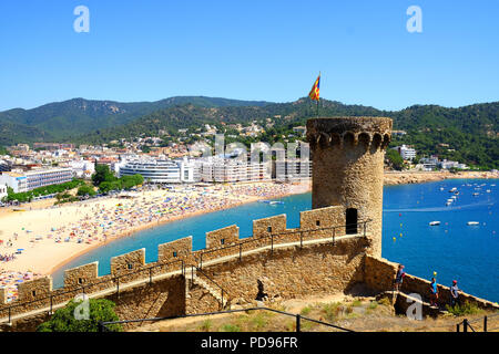 Vue de la plage et de la ville, à partir de l'ancienne enceinte du château de Tossa de Mar, Costa brave, espagne. Banque D'Images