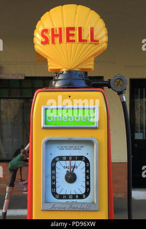 Minutieusement restauré ancienne station Shell avec les pompes d'origine construit autour de 1928 dans joli village de Colyford dans l'est du Devon Banque D'Images