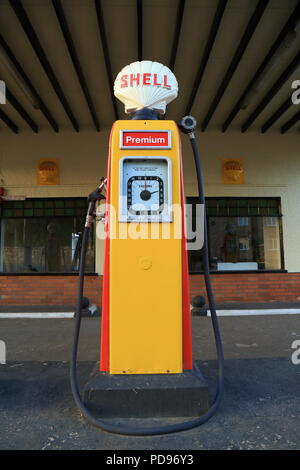 Minutieusement restauré ancienne station Shell avec les pompes d'origine construit autour de 1928 dans joli village de Colyford dans l'est du Devon Banque D'Images