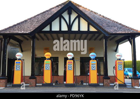 Minutieusement restauré ancienne station Shell avec les pompes d'origine construit autour de 1928 dans joli village de Colyford dans l'est du Devon Banque D'Images