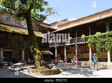 Les touristes dans la cour, Maison des Vins, de la vieille ville de Bergerac, Dordogne, France Europe Banque D'Images