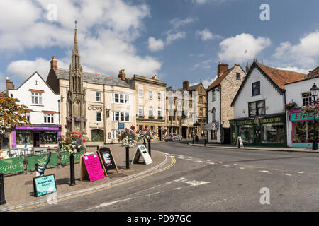 Northload Street, Glastonbury et Market Cross dans le centre-ville de Glastonbury, Somerset, Angleterre, Royaume-Uni Banque D'Images