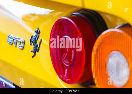 Un insigne à l'arrière d'une Ferrari 288 GTO 1985 jaune Banque D'Images