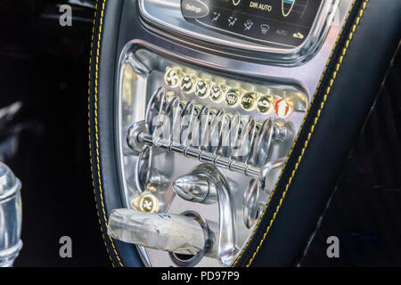 La console centrale d'une Pagani Huayra Banque D'Images