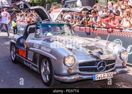 Covent Garden, Londres, Royaume-Uni. 05/08/2018. 1954 Mercedes Benz 300SL Gullwing feuilles au début de la 2018 Gumballl 3000 rallye. Banque D'Images