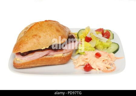 Rouleau de jambon et cornichons salade de chou et avec sur un plateau isolé contre white Banque D'Images